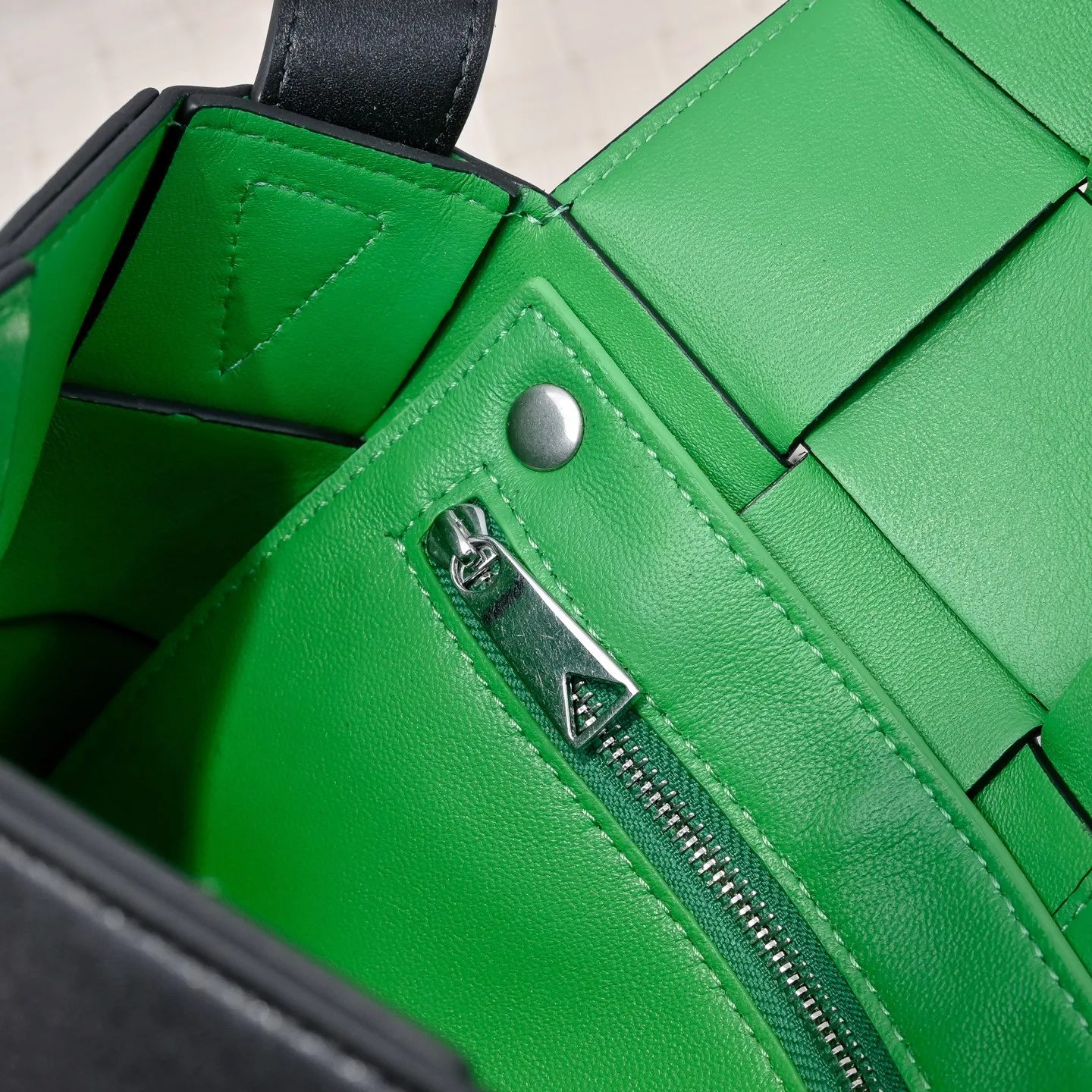 Batch 1520 B Home The new version of CASSETTE has a two-color design with a silver buckle and a hardware triangle buckle. It is really amazing. The two-color urban leather is stiff and fashionable. The lining of the bag is made of suede leather to create a style contrast with the outside. There is no bump in the bag. It is classic weaving, low-key luxury, but there are surprises inside. Simple and easy to wear, suitable for any outfit. Highlights are the same size for men and women. Model: 8768 size：23x15x5